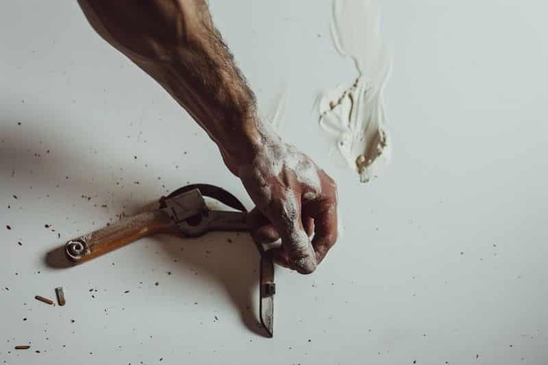 Accéder aux fixations difficiles d’accès – conseils de Lapeyre et Naître et Grandir