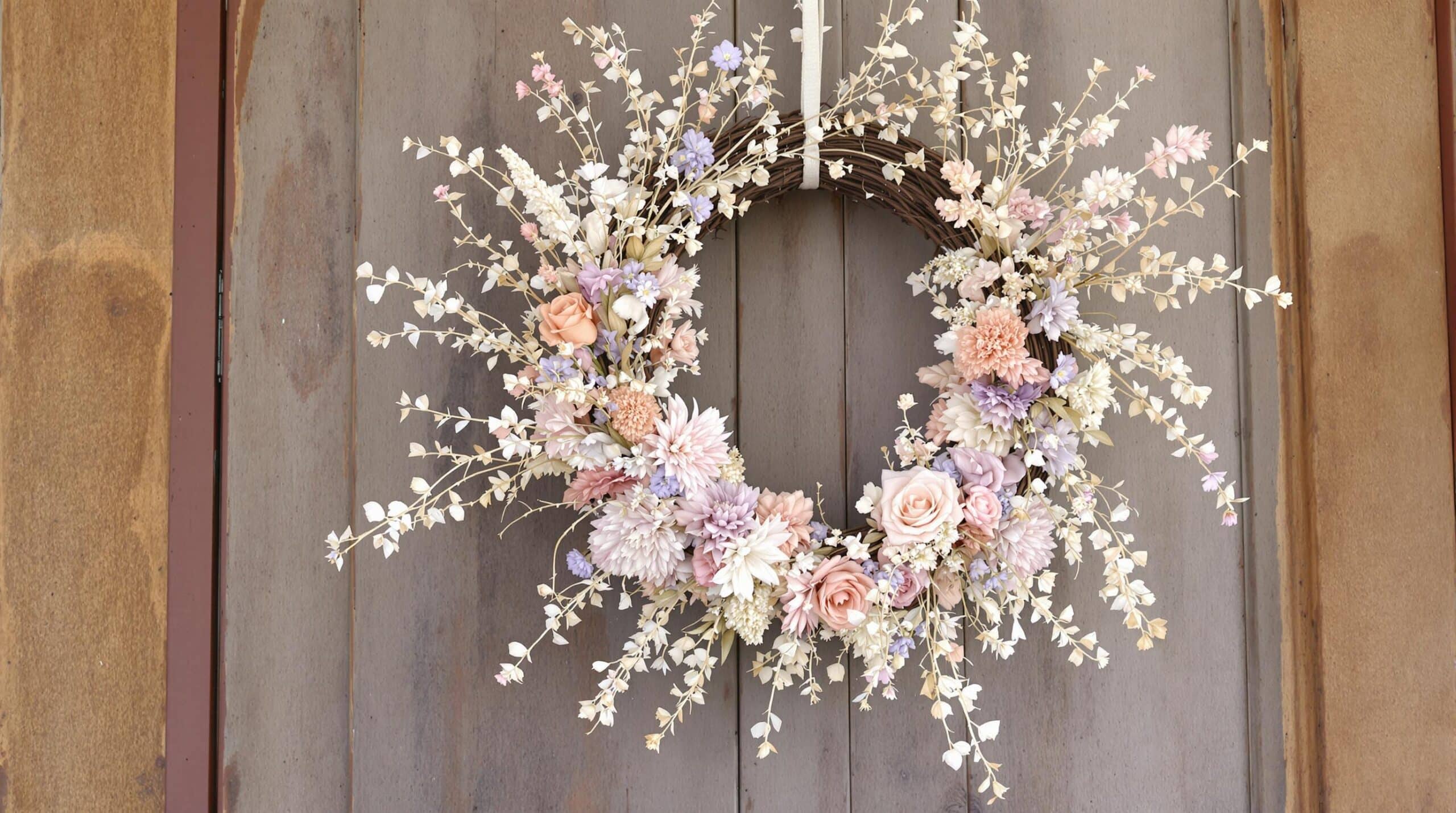 découvrez la couronne de fleurs séchées, une tendance incontournable pour embellir votre intérieur de manière durable. apportez une touche naturelle et intemporelle à votre décoration avec ces créations florales qui allient esthétisme et respect de l'environnement.