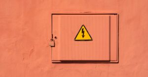 découvrez les dangers électriques, leurs causes, les risques associés et les mesures de prévention essentielles pour garantir la sécurité électrique au quotidien.
