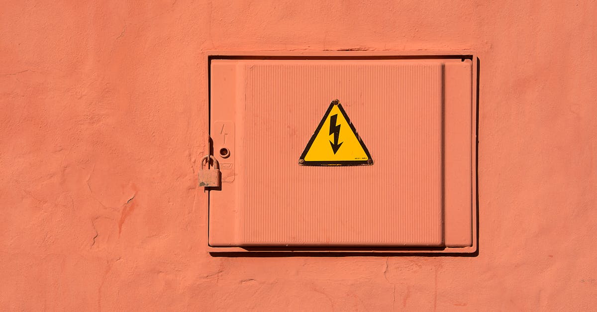 découvrez les dangers électriques, leurs causes, les risques associés et les mesures de prévention essentielles pour garantir la sécurité électrique au quotidien.