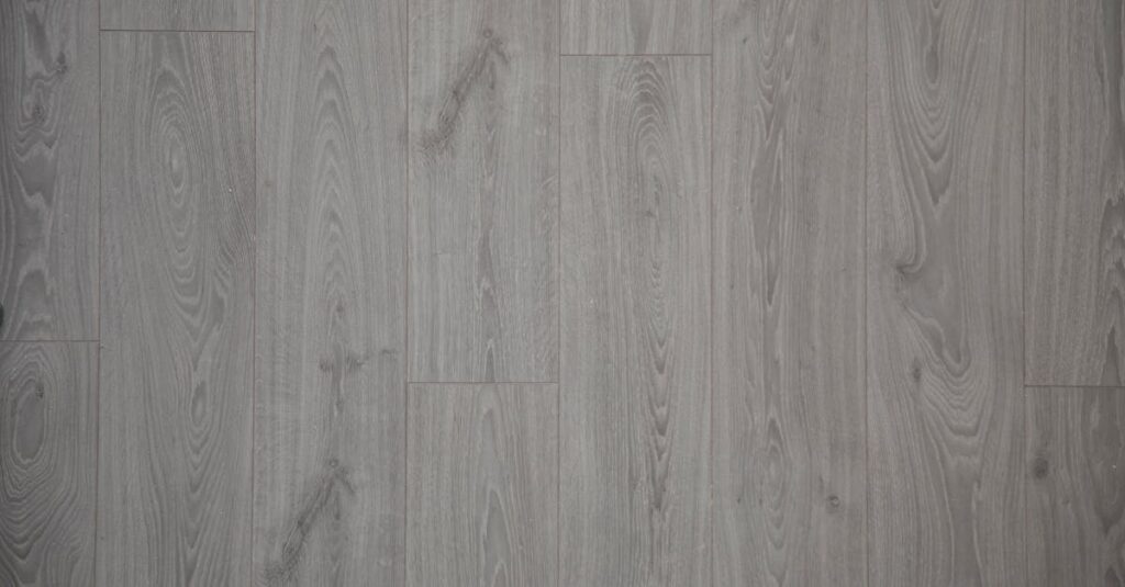 découvrez notre sélection de revêtements de sol stratifiés alliant style, durabilité et facilité d'entretien pour une rénovation réussie de votre intérieur.