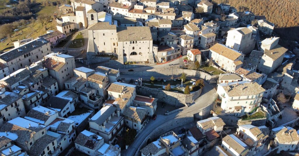 découvrez un village médiéval pittoresque, riche en histoire et en traditions, où le passé prend vie à travers ses ruelles, ses monuments et son ambiance authentique.